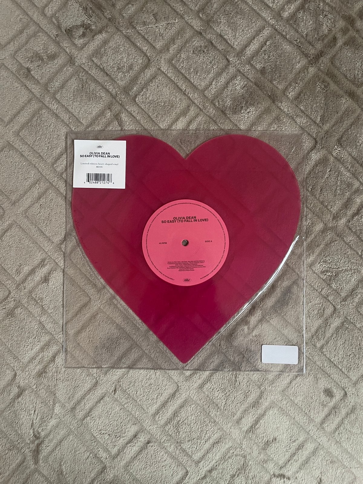 Excl. 0’’ Heartshaped so easy vinyl Olivia Dean, Enlèvement ou Envoi, Pop, Vinyle coloré, Neuf, dans son emballage