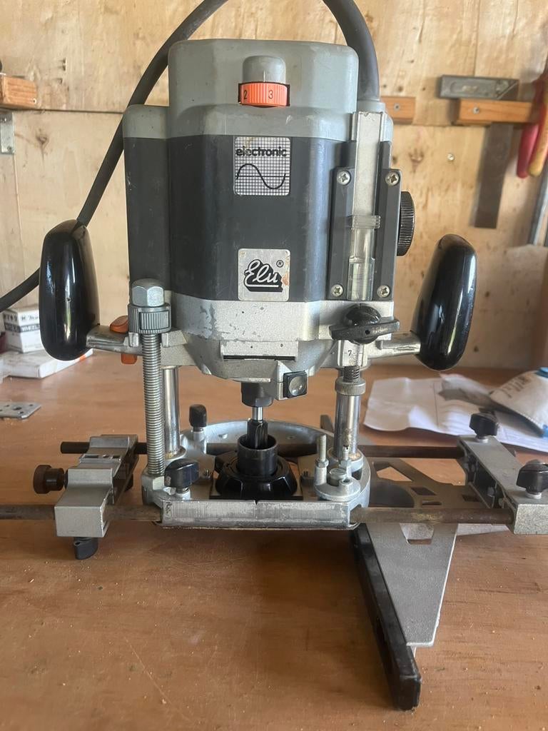 Zware professionele bovenfrees met frezenen onderdelen, Ophalen, Zo goed als nieuw, Bovenfrees