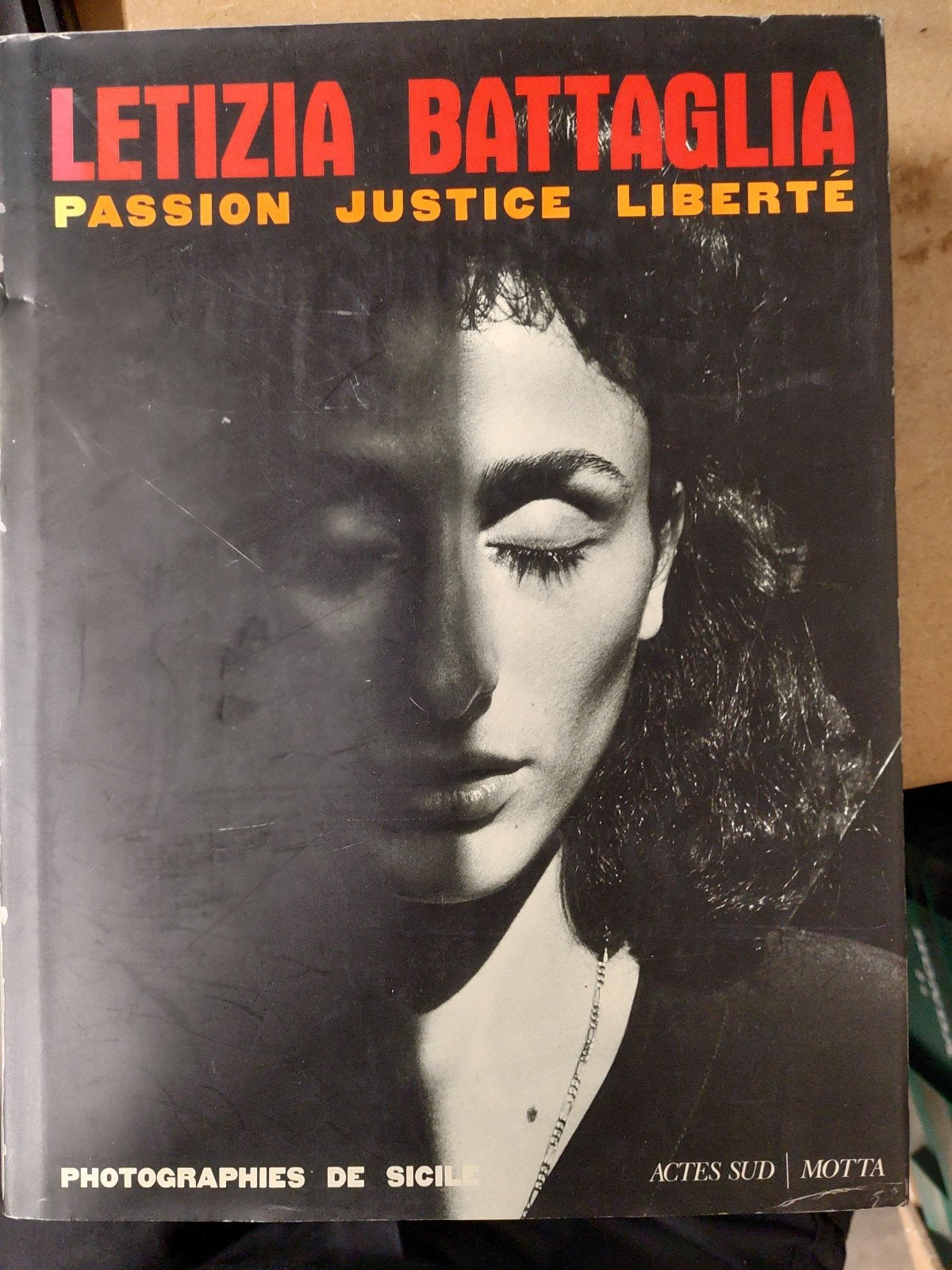 Letizia Battaglia : Passion, justice, liberté — Sicile, Antiquités & Art, Art | Dessins & Photographie, Enlèvement ou Envoi, Photographie