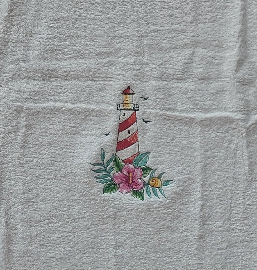 Drap de bain blanc brodé avec un phare, Maison & Meubles, Neuf, Autres marques, Enlèvement ou Envoi, Drap de bain
