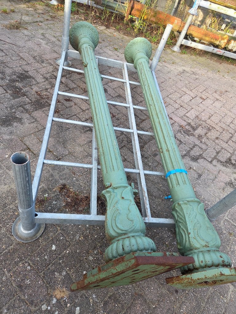 2 gietijzeren pilaren / poort palen Hoog 2.40 meter, Ophalen, Gebruikt