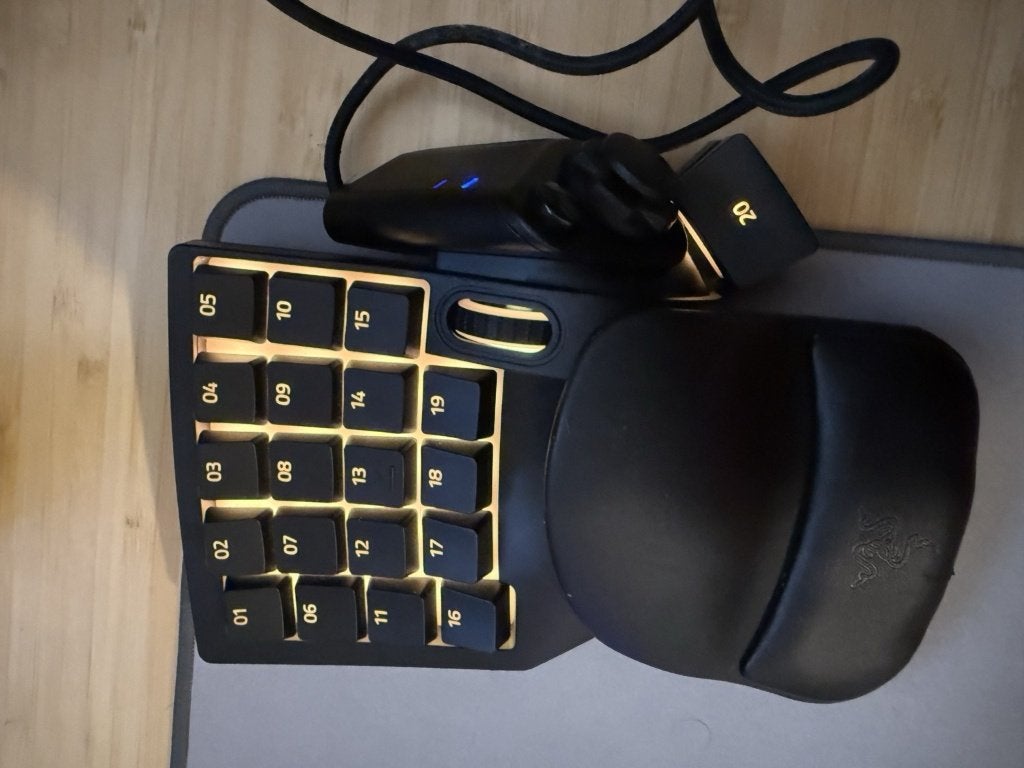 Razer Tartarus V2 gaming keypad - nauwelijks gebruikt, Ophalen, Zo goed als nieuw, Polssteun