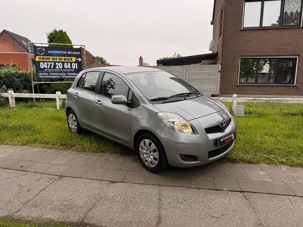 Toyota Yaris 1.3 Benzine Automaat – Slechts 07.000 km!, Autos, Argent ou Gris, Achat, Entreprise, Entretenue par le concessionnaire