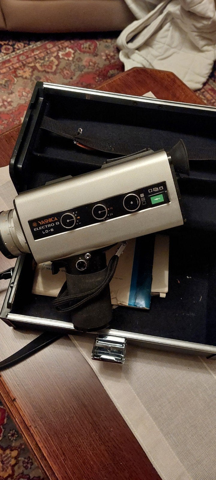 Oude Videocamera Yashica, Ophalen