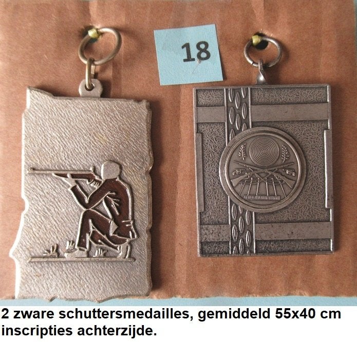 2 zware schietsport medailles, geweer, met inscripties, Postzegels en Munten, Penningen en Medailles, Overige materialen, Ophalen of Verzenden