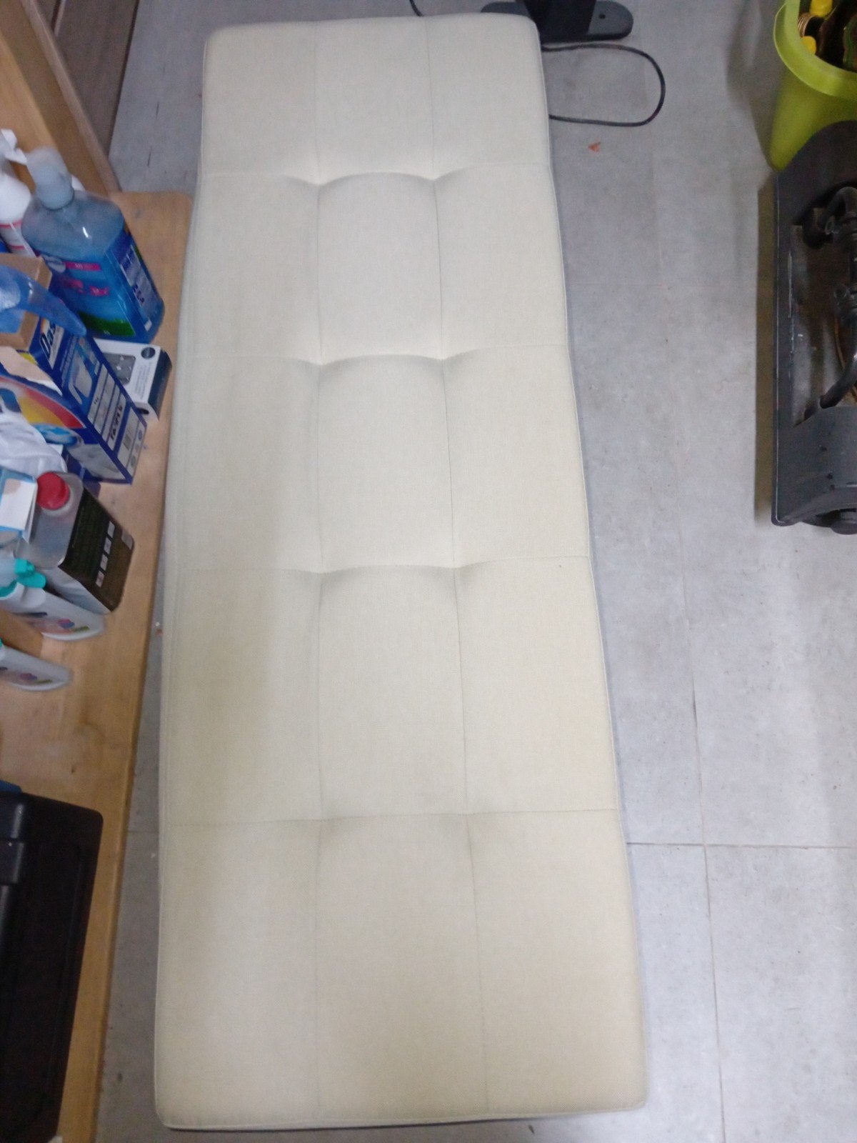 Valise beige achetée au pied du lit, Enlèvement ou Envoi