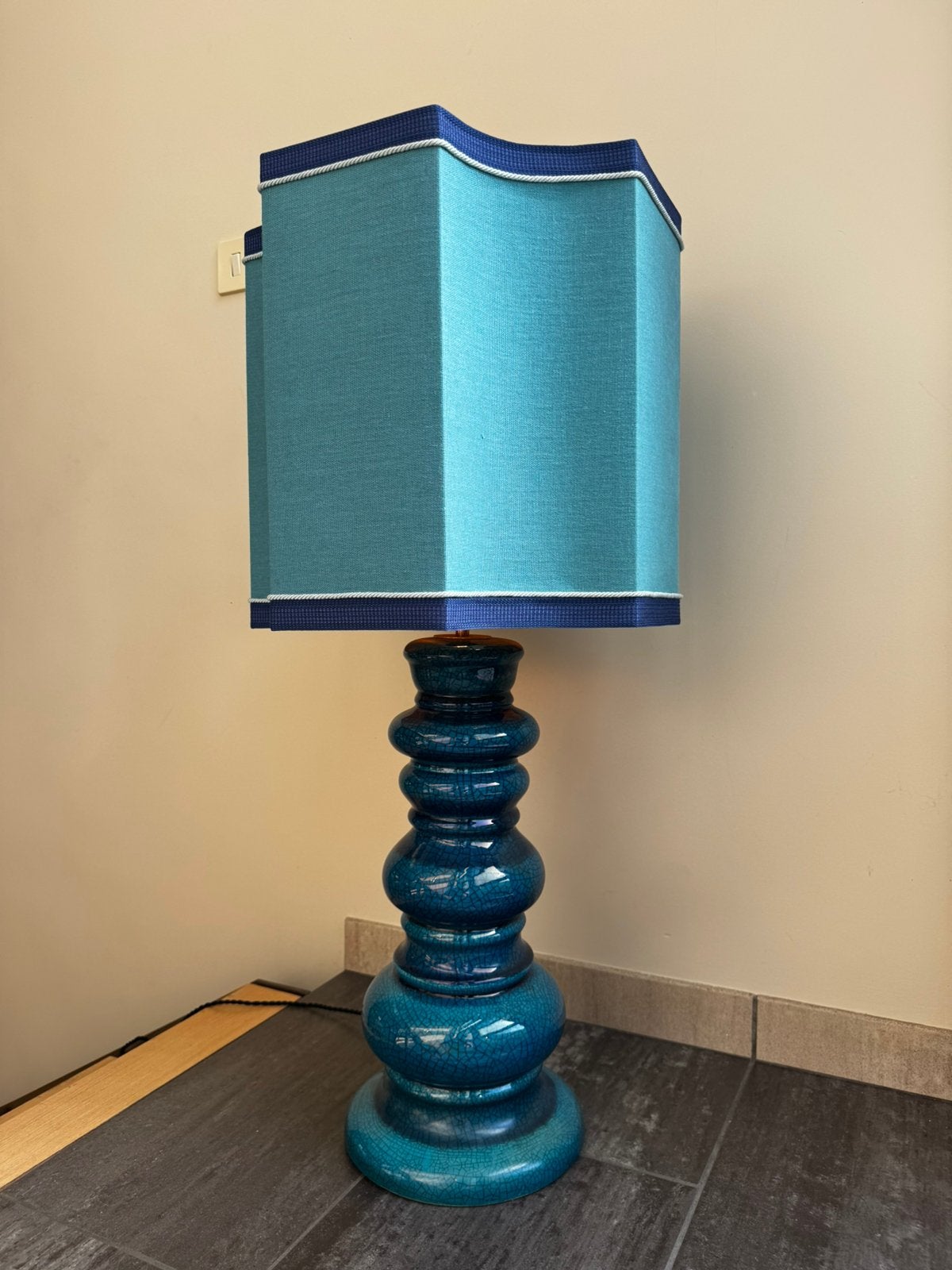 Lampe vintage en céramique bleue, Maison & Meubles, Lampes | Lampes de table, Comme neuf, Céramique, Bleu, Vintage, Enlèvement ou Envoi