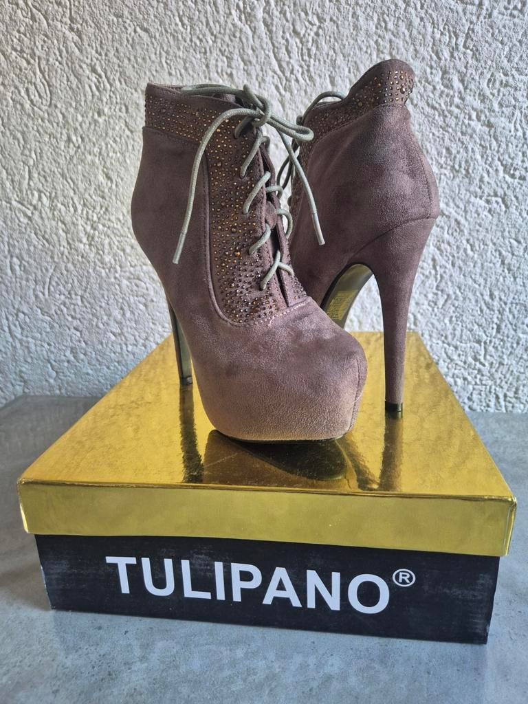Enkellaarsjes Tulipano met hak en studs - STUNT € 5,-, Kleding | Dames, Schoenen, Nieuw, Schoenen met hoge hakken, Overige kleuren