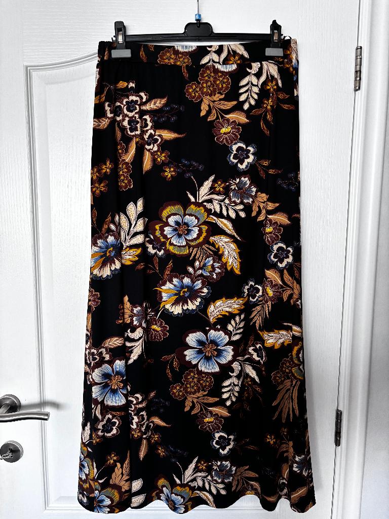 K-Design zwart lange rok met bloemen 2 x gedr Large, Kleding | Dames, Rokken, K-design, Zwart, Maat 42/44 (L), Ophalen of Verzenden
