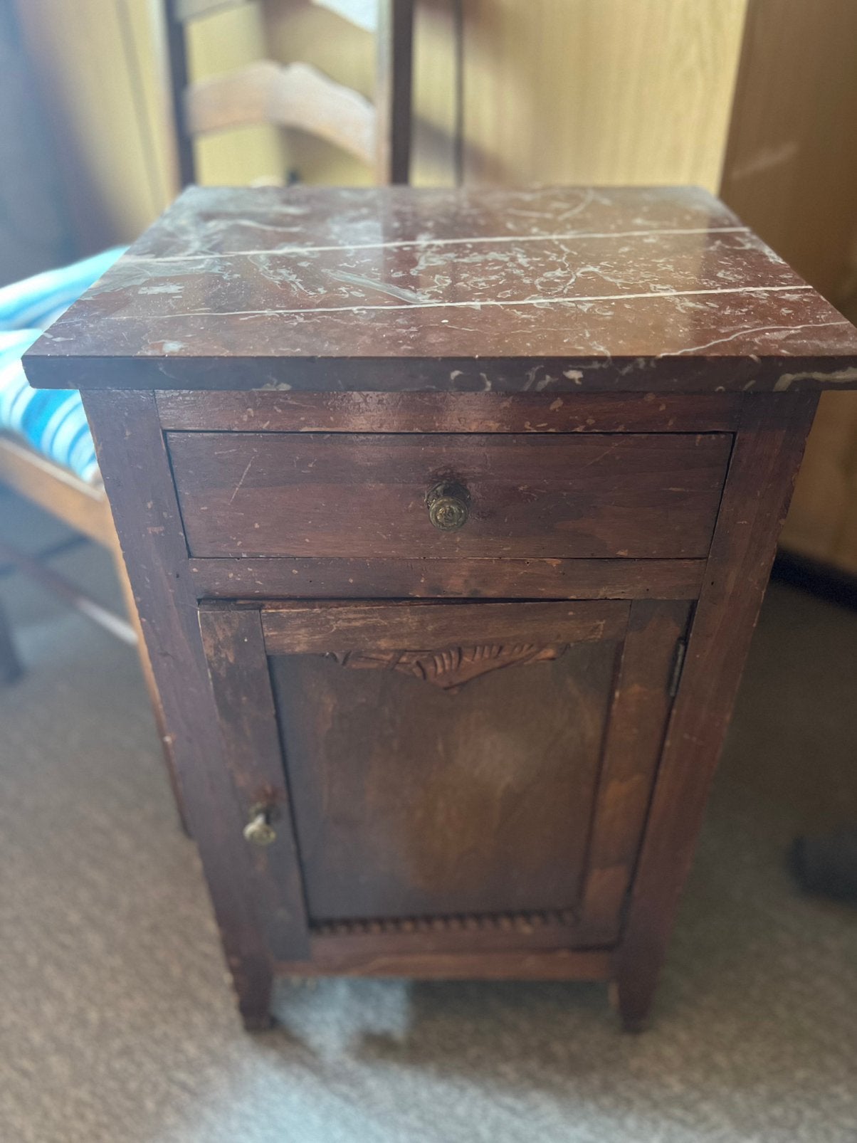 Armoire avec dessus en marbre, Maison & Meubles, Chambre à coucher | Tables de chevet, Enlèvement