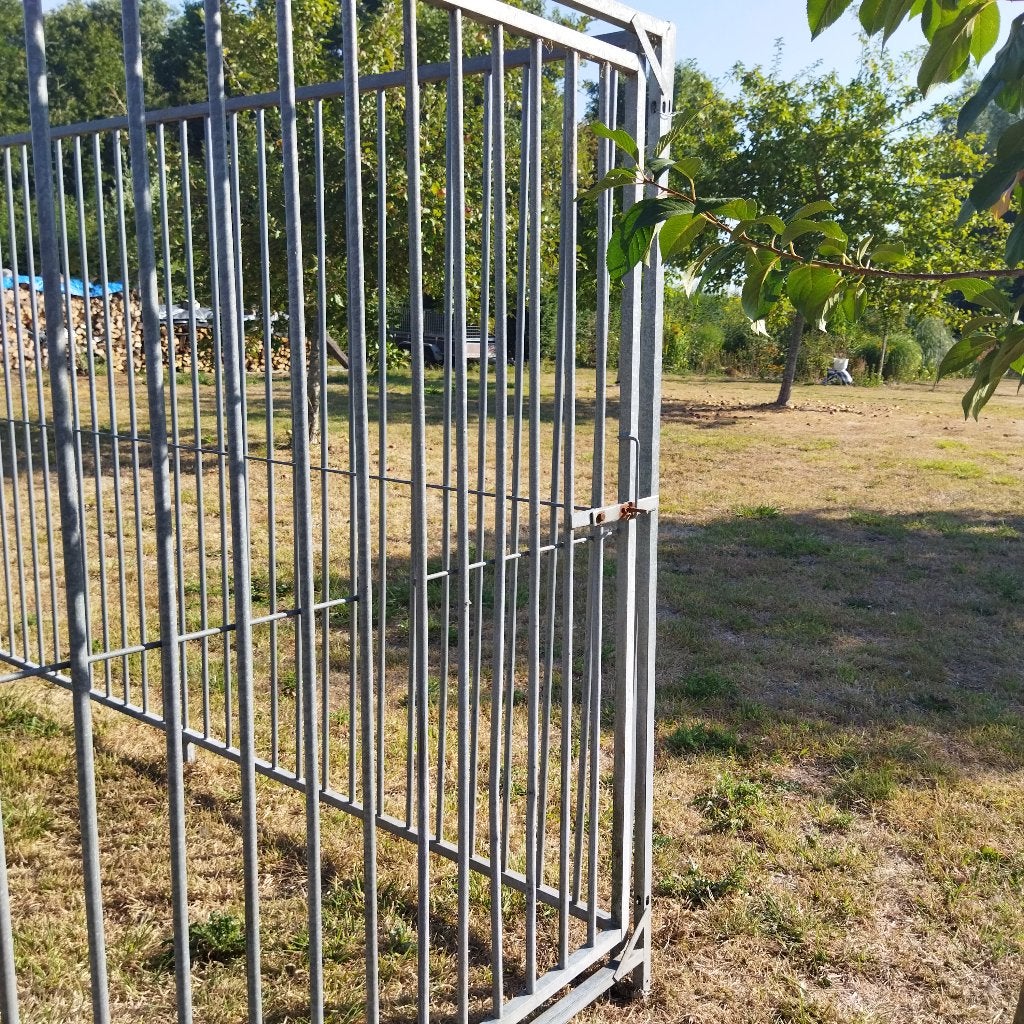 Hondenkennel met deur in galvanise, Dieren en Toebehoren, Ophalen, Zo goed als nieuw, Hondenkennel