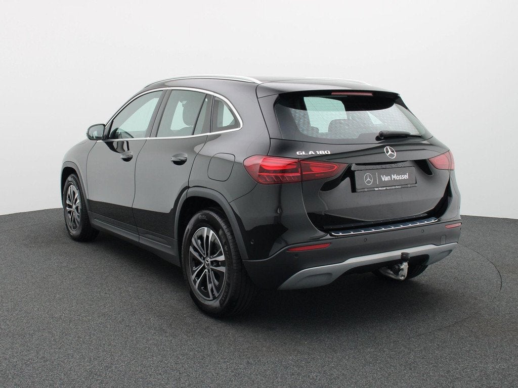 Mercedes-Benz GLA 180 Business Line + TREKHAAK + CAMERA + SE, Stof, Gebruikt, Zwart, 4 cilinders
