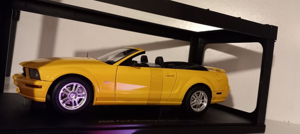 1/18 Ford Mustang GT Convertible Yellow 2006 Autoart, Hobby en Vrije tijd, Modelauto's | 1:18, Ophalen of Verzenden, Nieuw, Auto