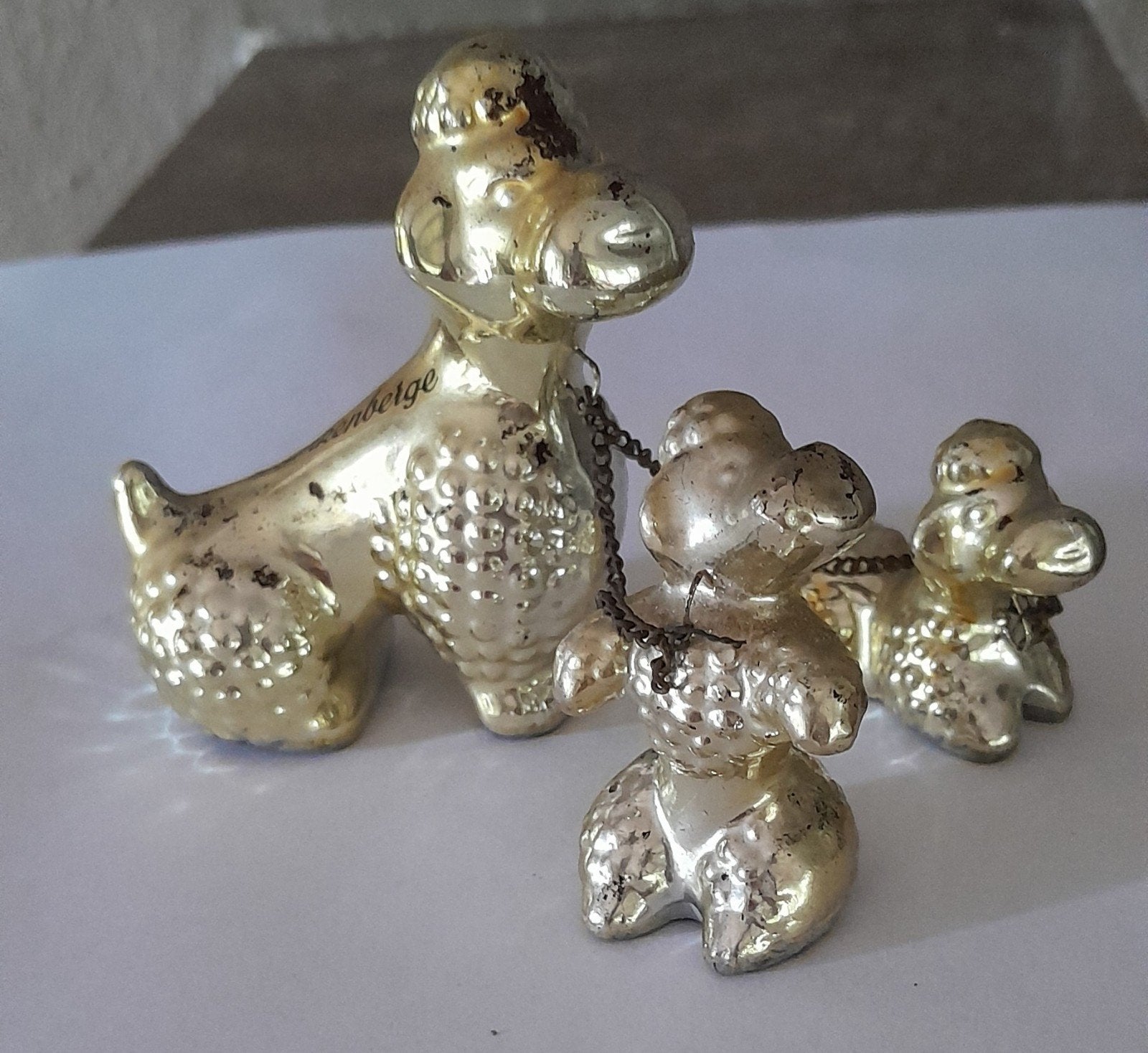 Goudkleurige poedels aan een ketting..Blankenberge., Antiek en Kunst, Ophalen of Verzenden