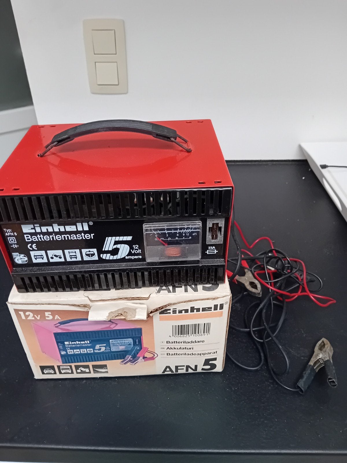 Chargeur de batteries 12 volts compact comme neuf Pour voitu, Autos : Pièces & Accessoires, Batteries & Accessoires