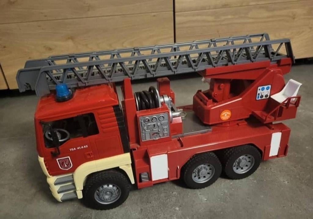 Bruder brandweerwagen, Ophalen