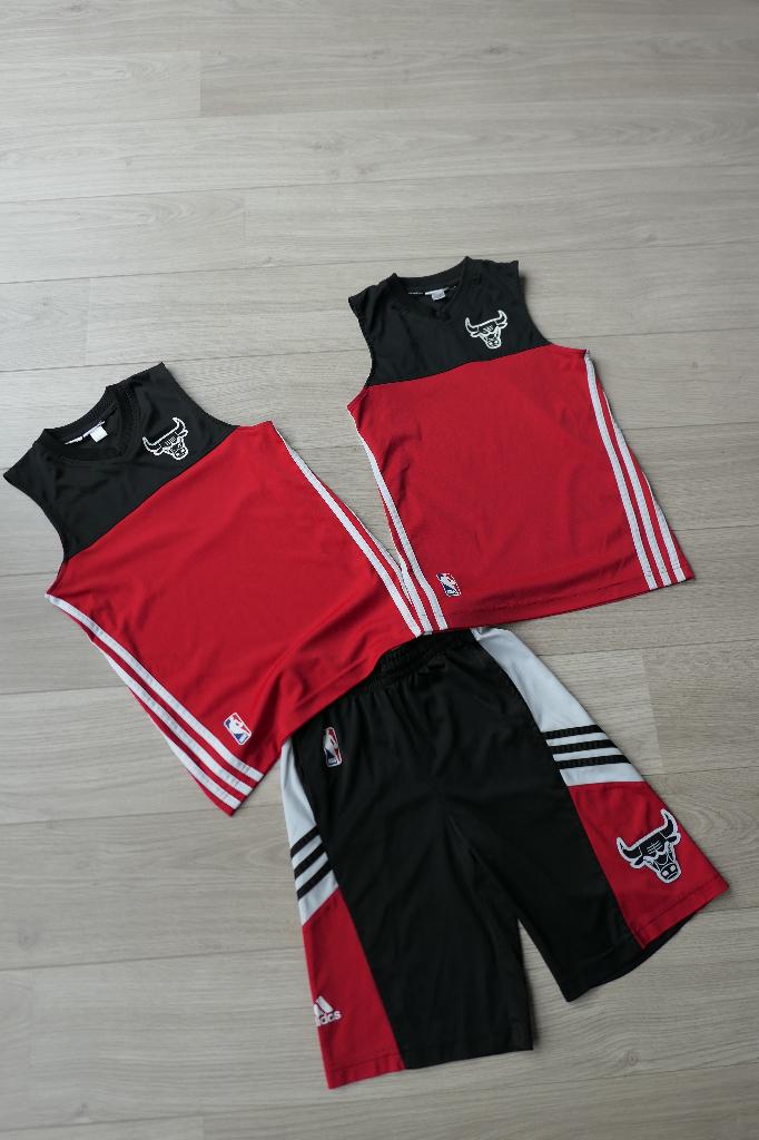 Basketbaltenue Adidas (m140/10j), Sport en Fitness, Ophalen of Verzenden, Gebruikt, Kleding