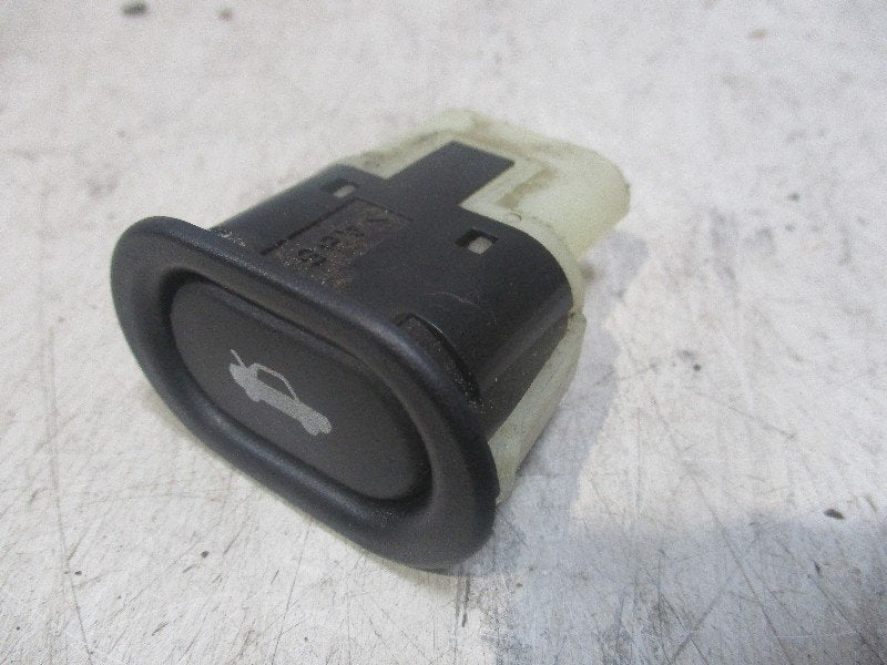 COMMUTATEUR OUVERTURE DE COFFRE Saab 900 II (4733440), Saab-de-info@saabgroup.com, Marienbergstraße  96
90411  Nürnberg, DE, Utilisé