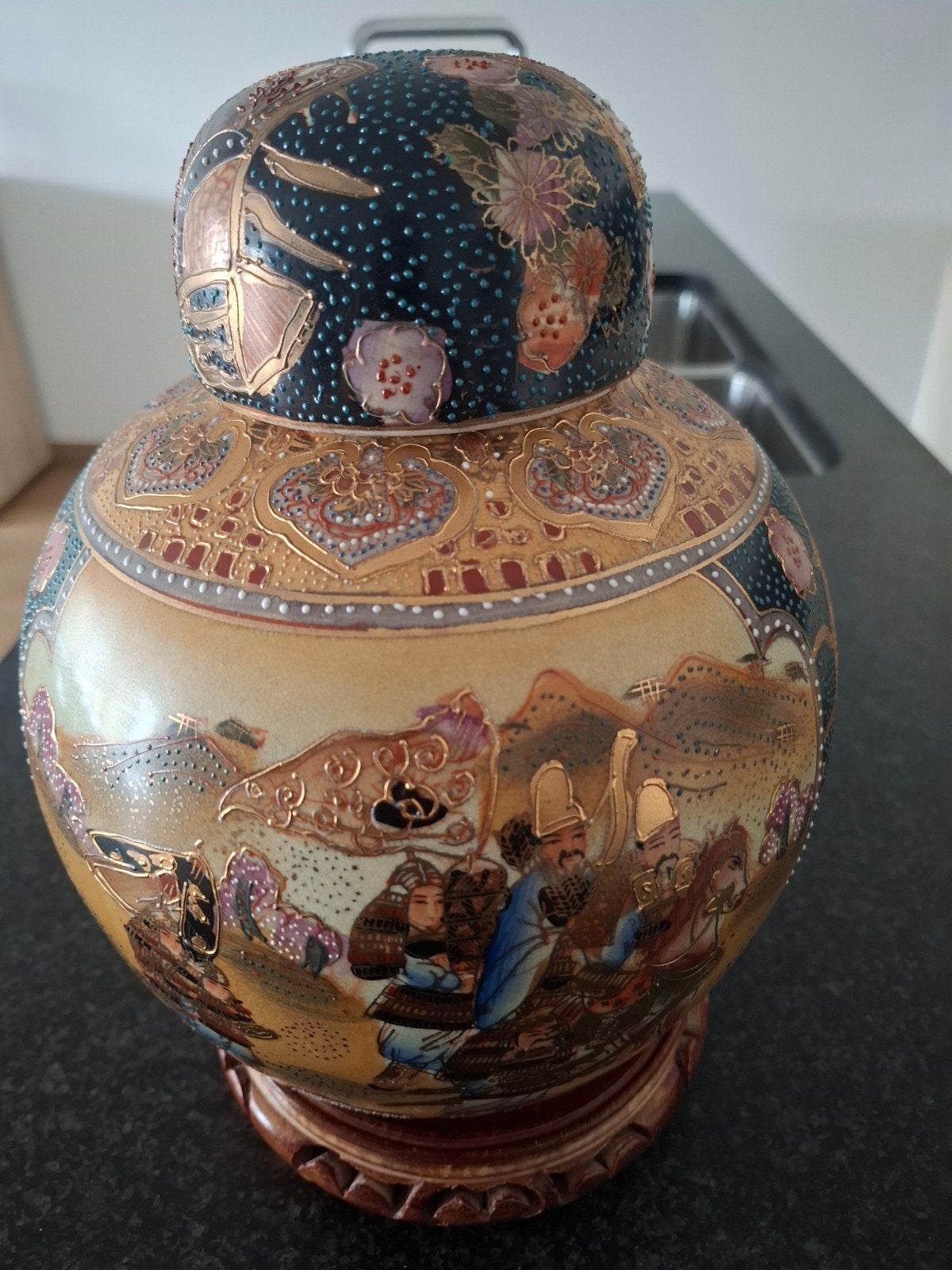 Chinese vaas/pot hoogte 30 cm op houten sokkeltje, Antiek en Kunst, Ophalen