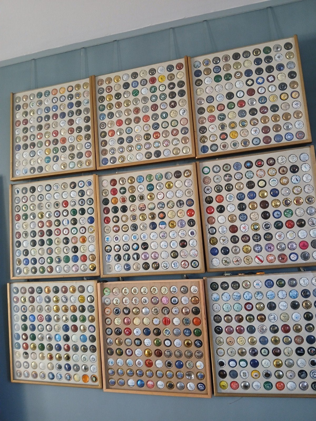 collection Muselet 900 pièces dans un cadre, Enlèvement, Utilisé