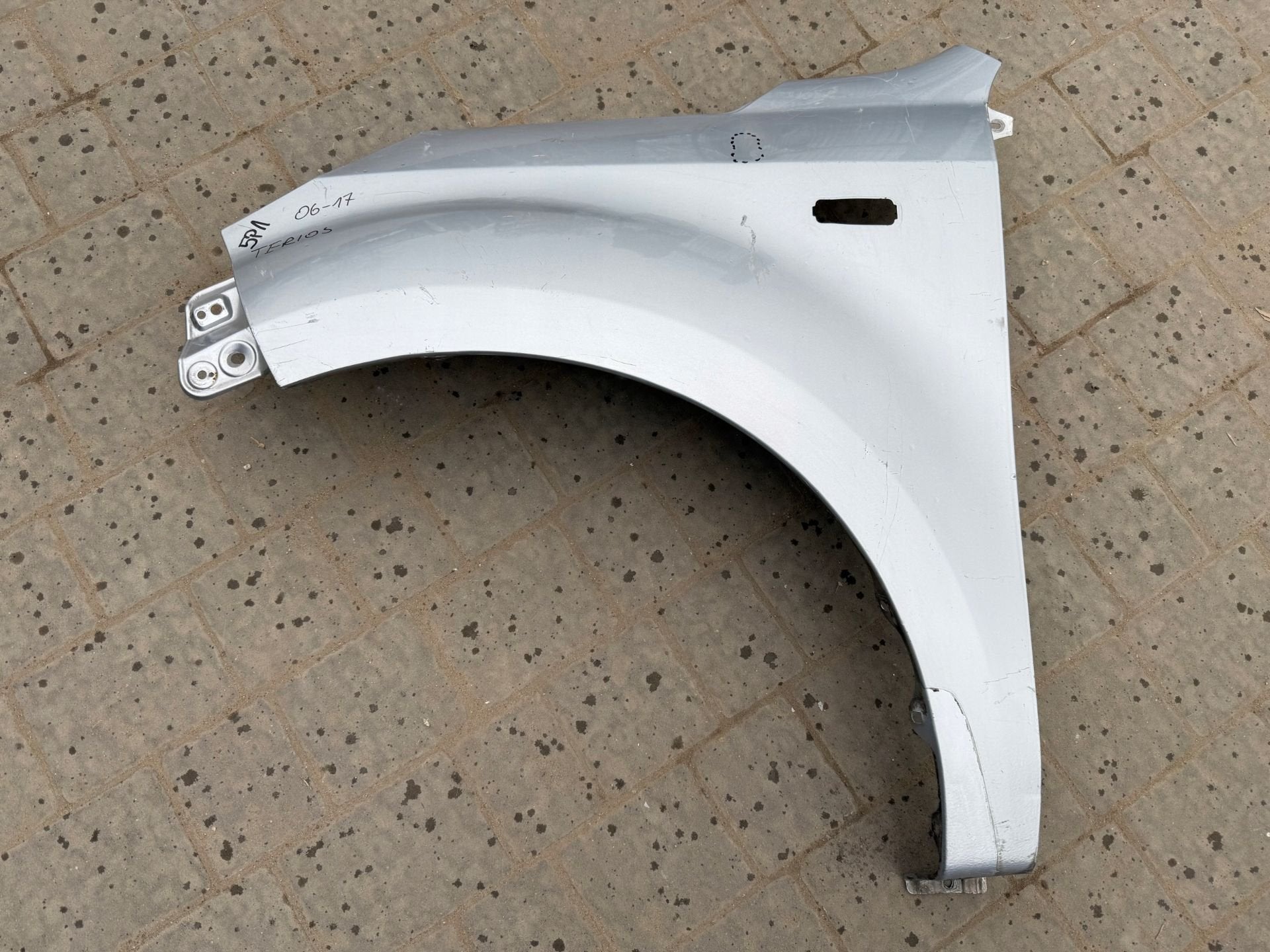 Daihatsu Terios Zijscherm Links 06, Auto-onderdelen, Ikeda-shi 1-1
563-8651  Osaka, Gebruikt, Daihatsu, Links