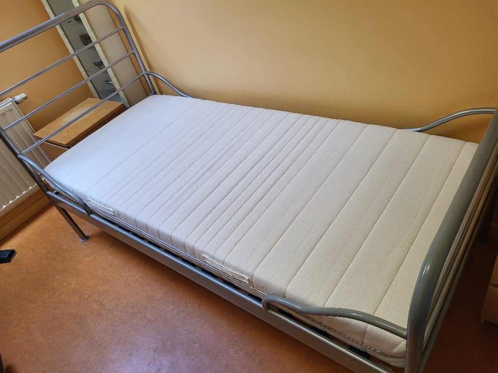 lit Ikea (2 disponibles)), Maison & Meubles, Chambre à coucher | Lits, 90 cm, Gris, Une personne, Enlèvement