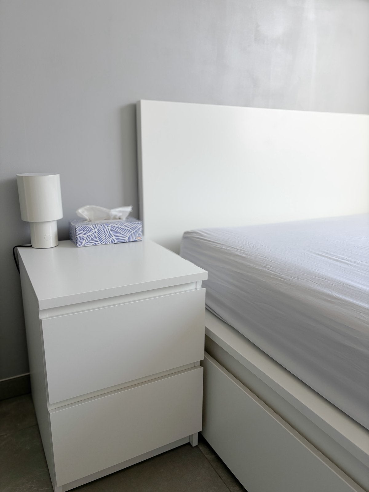 Bed Ikea Malm met nachtkastje en wandplank, Maison & Meubles, Chambre à coucher | Lits, Comme neuf, Enlèvement