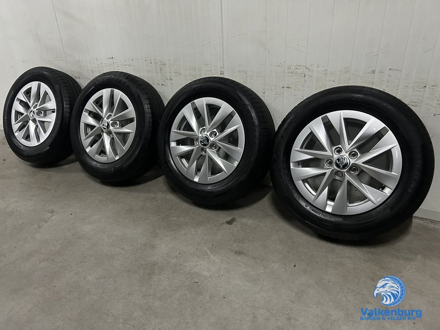 8mm! Originele Skoda Fabia 6VA 15 inch velgen 5x100 zomerban, Gebruikt, 15 inch, -, -