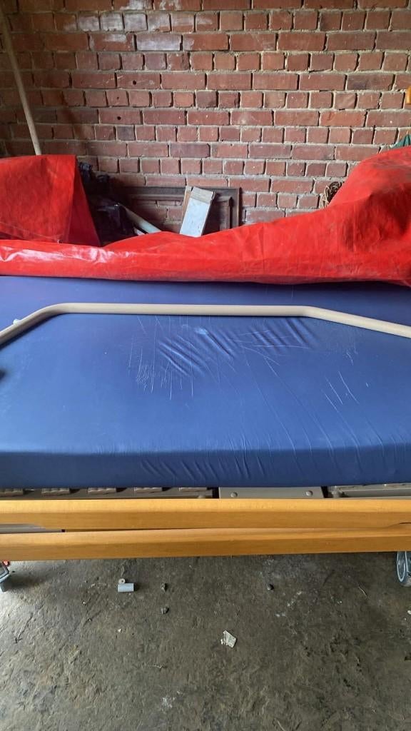 lit médical, Enlèvement, Comme neuf, Matelas