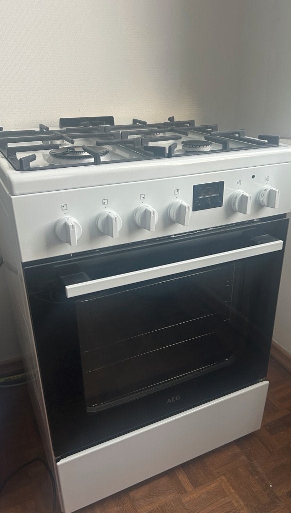 Cuisinière à gaz AEG CKB64413BW quasi neuve, Gaz, Classe énergétique A ou plus économe, 85 à 90 cm, 4 zones de cuisson
