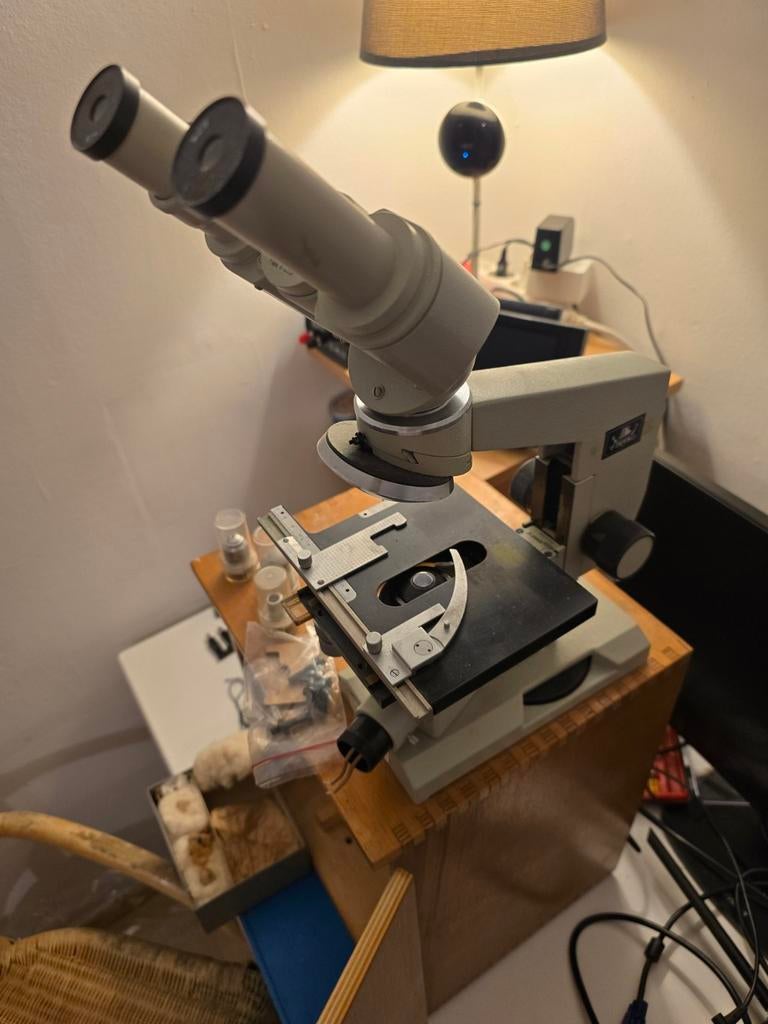 Microscope Lomo AY-12 fabriqué en URSS dans une boîte en boi, Enlèvement, Comme neuf