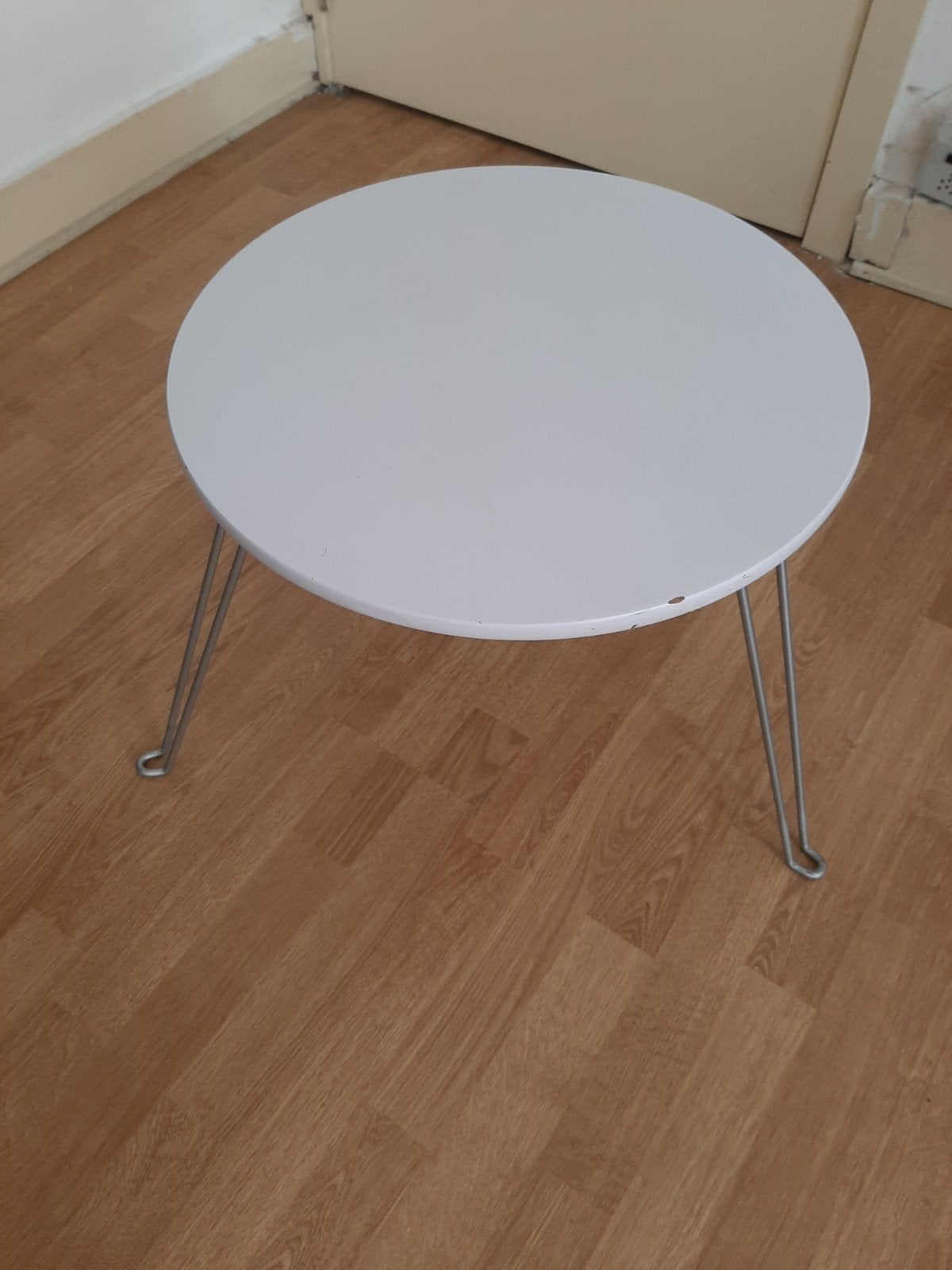 Table blacnche petit defaut sur le cotè mais bon etat, Enlèvement ou Envoi