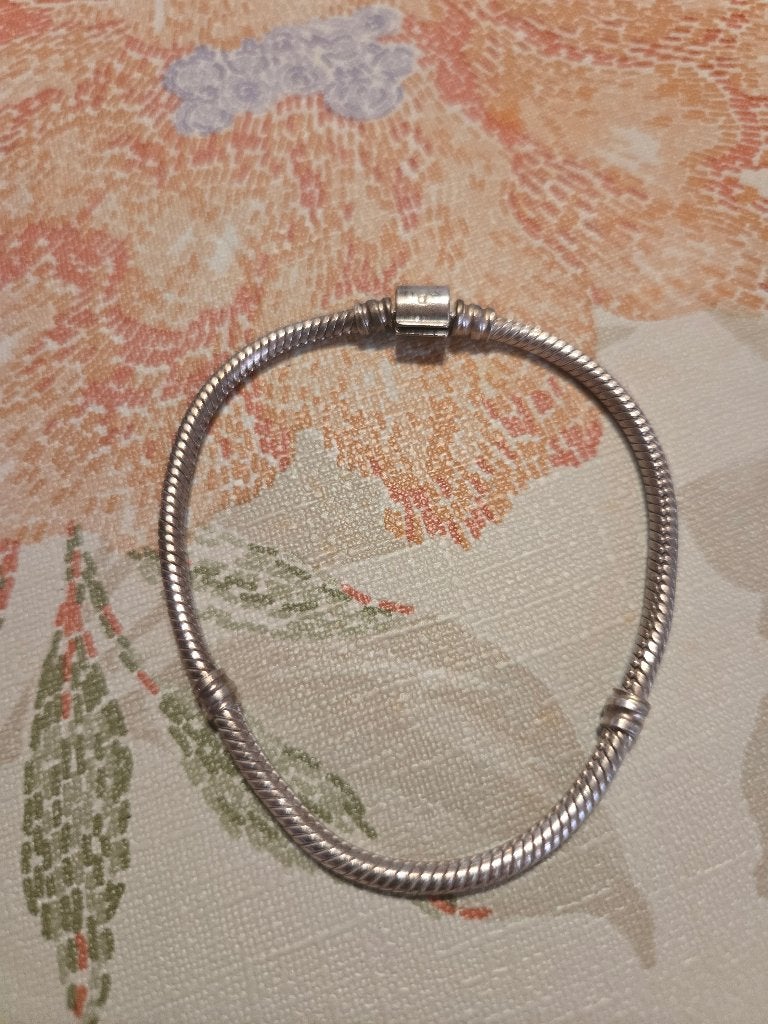Mooie pandora armband met disney hangertjes, Bijoux, Sacs & Beauté, Avec bracelets à breloques ou perles, Comme neuf, Enlèvement