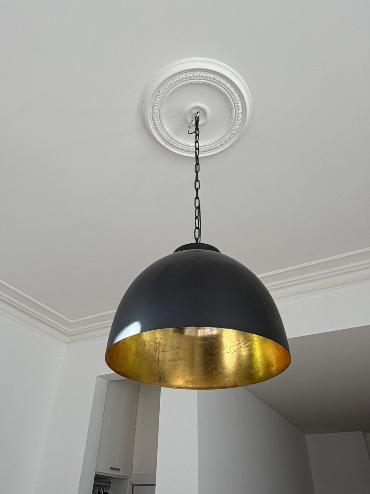 Zwarte design-hanglamp met gouden binnenzijde, Ophalen of Verzenden, Zo goed als nieuw, Metaal