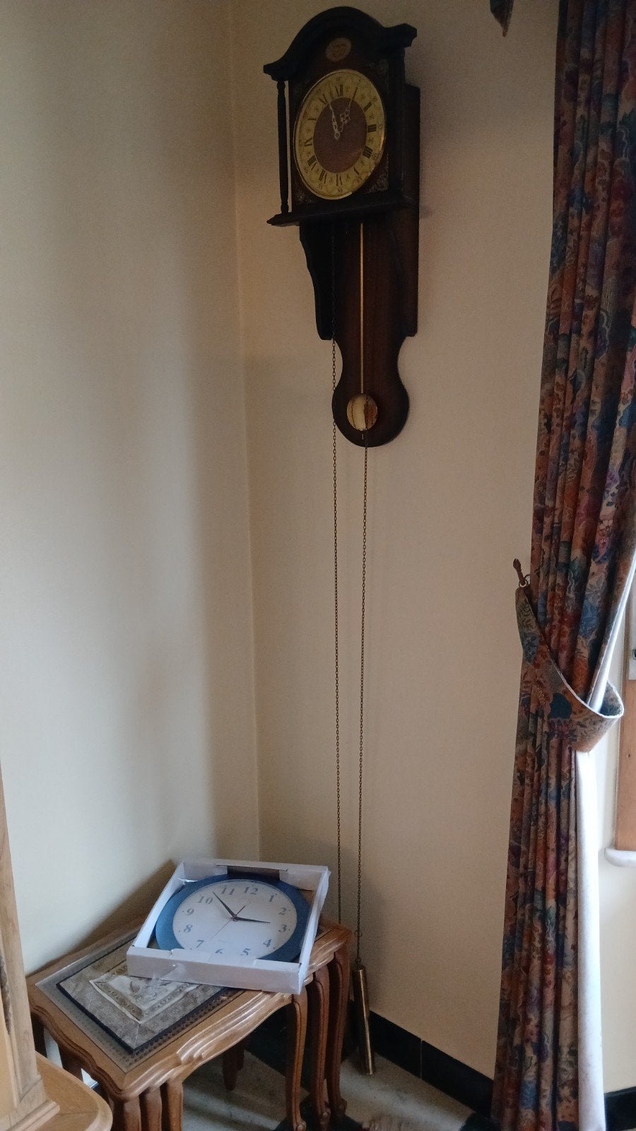 Hangklok met gewichten, Ophalen
