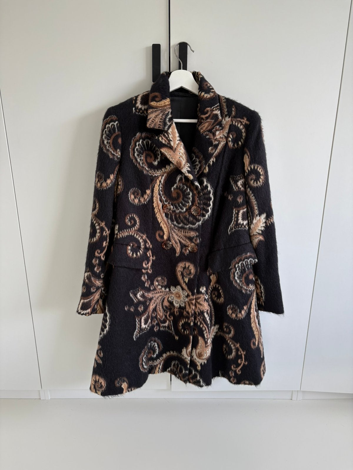 Jas met motief, Kleding | Dames, Jassen | Winter, Ophalen of Verzenden, Nieuw, Maat 38/40 (M), Bruin