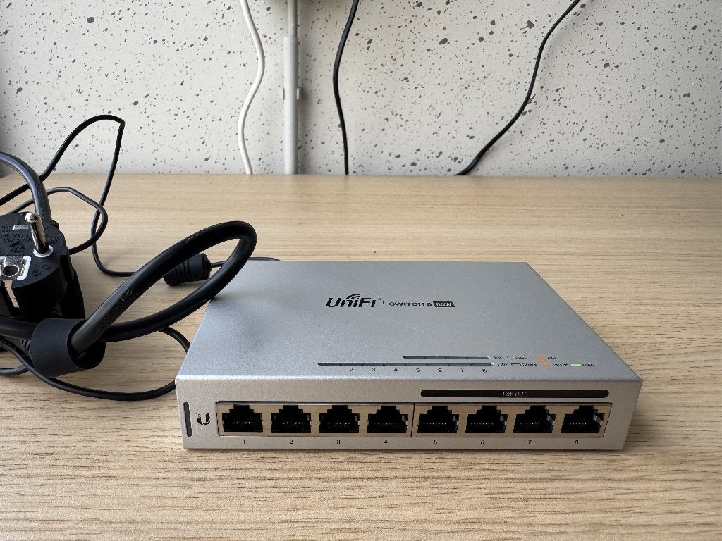 Ubiquiti UniFi Switch 8-60W (US-8-60W), Computers en Software, Netwerk switches, Ophalen of Verzenden, Zo goed als nieuw