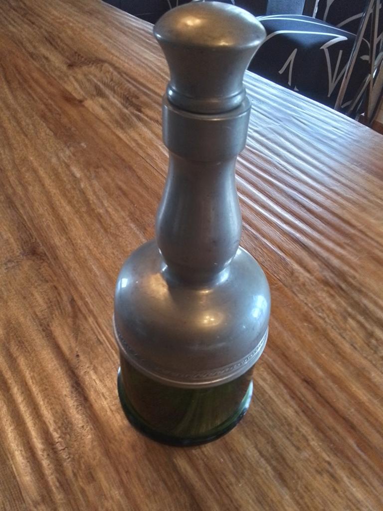 Bouteille à  alcool verre décoré d’étain, Enlèvement