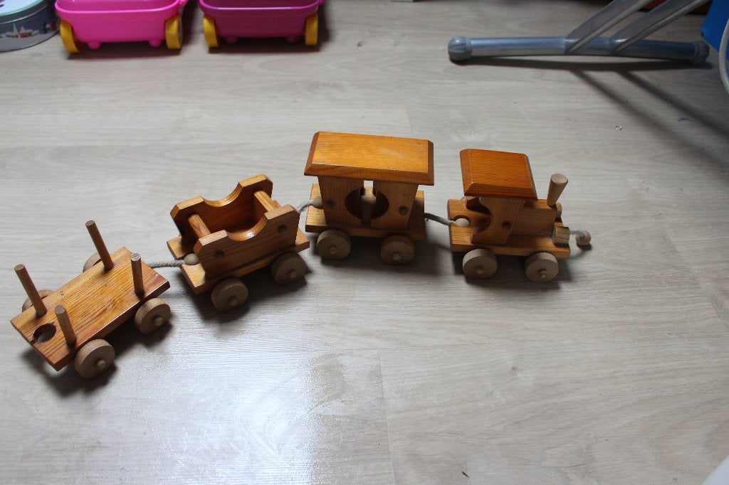 petit train en bois, Enfants & Bébés, Jouets | Jouets en bois, Enlèvement, Utilisé