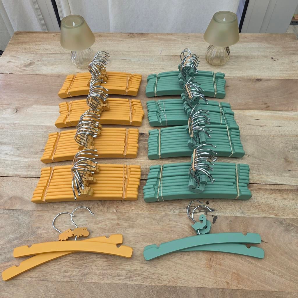 Kinder houten kleerhangers Dino en nijlpaard perfecte staat, Kleding | Dames, Ophalen of Verzenden, Hout