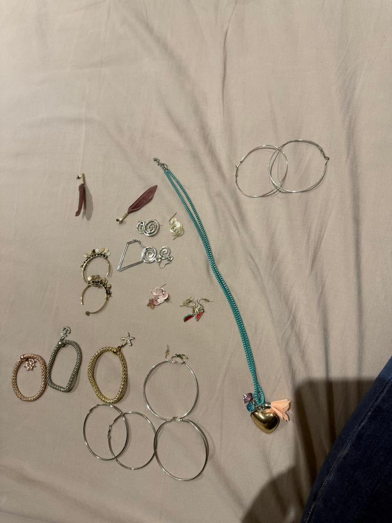 Lots de 11 boucles d’oreilles , 3 bracelets et 1 collier, Bijoux, Sacs & Beauté, Colliers, Autres couleurs, Avec pendentif, Comme neuf