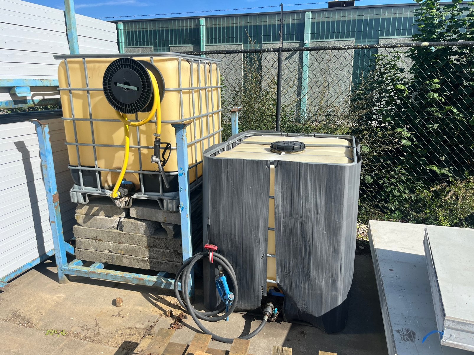 Ibc vat met vulslang en pistool, Ophalen