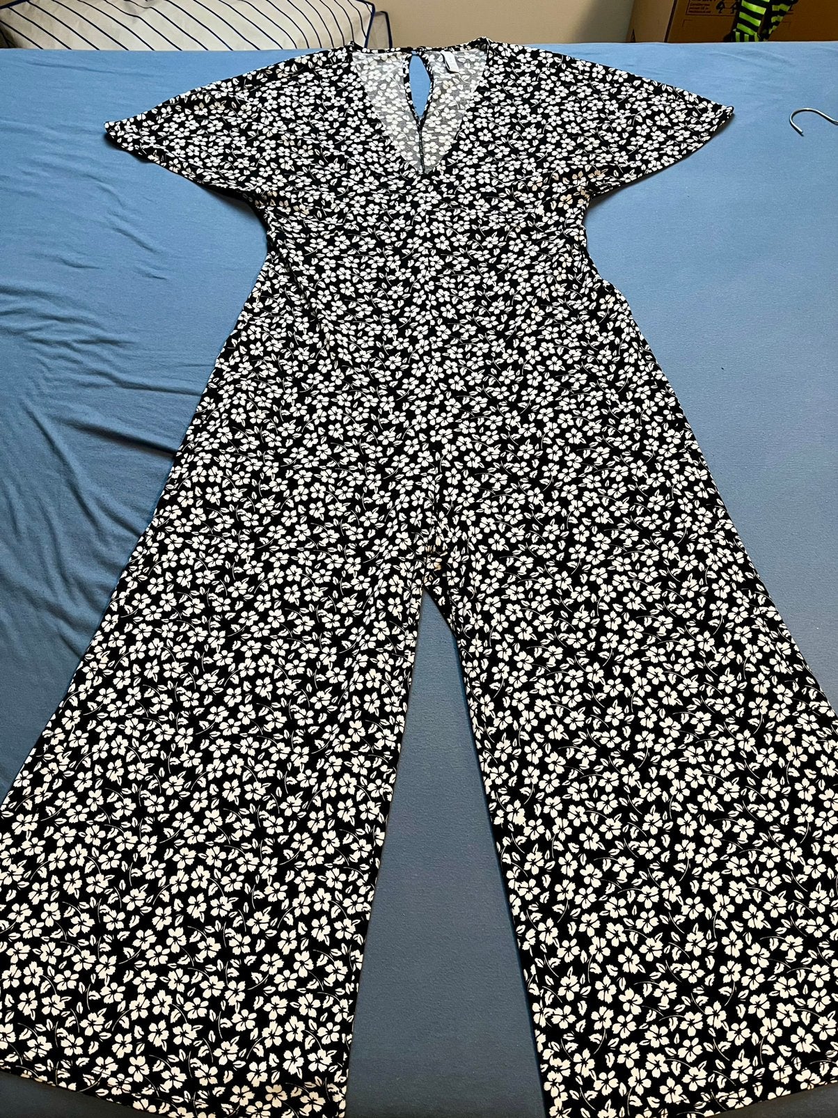 Zwarte jumpsuit met bloemenprint - Amisu, Kleding | Dames, Ophalen of Verzenden, Zo goed als nieuw, Maat 42/44 (L), Zwart