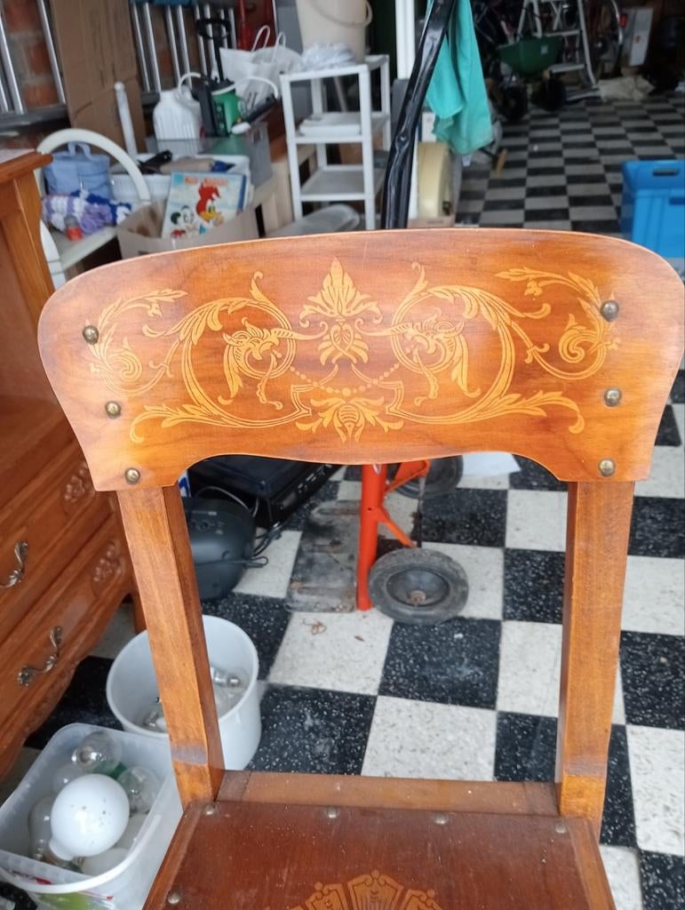 Twee antieke stoelen, Ophalen