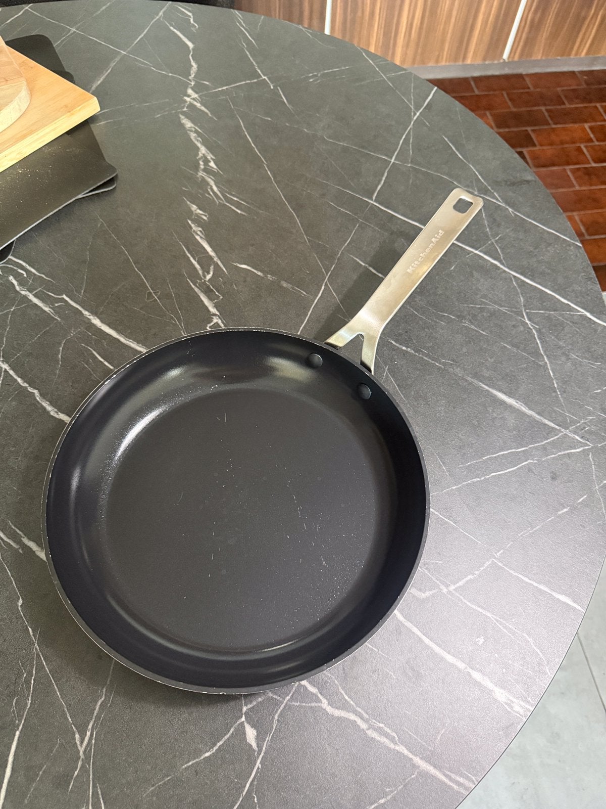 Poêle à frire KitchenAid en aluminium forgé, Maison & Meubles, Cuisine | Casseroles & Poêles, Enlèvement ou Envoi, Aluminium, Comme neuf