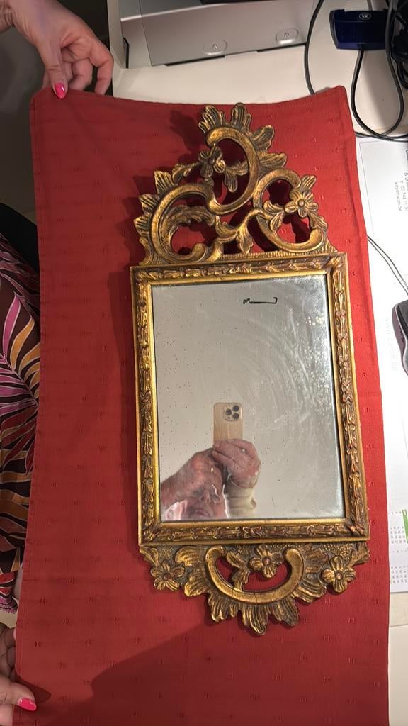 Miroir sur bois ancien, Enlèvement