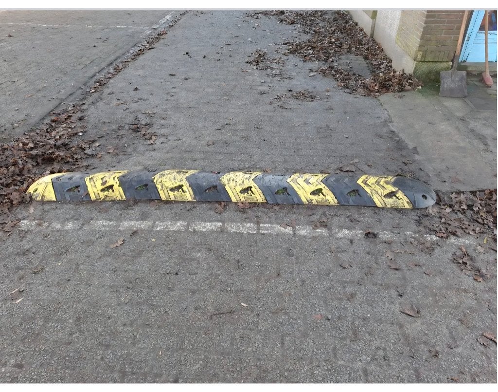 2x Verkeersdrempel, Ophalen