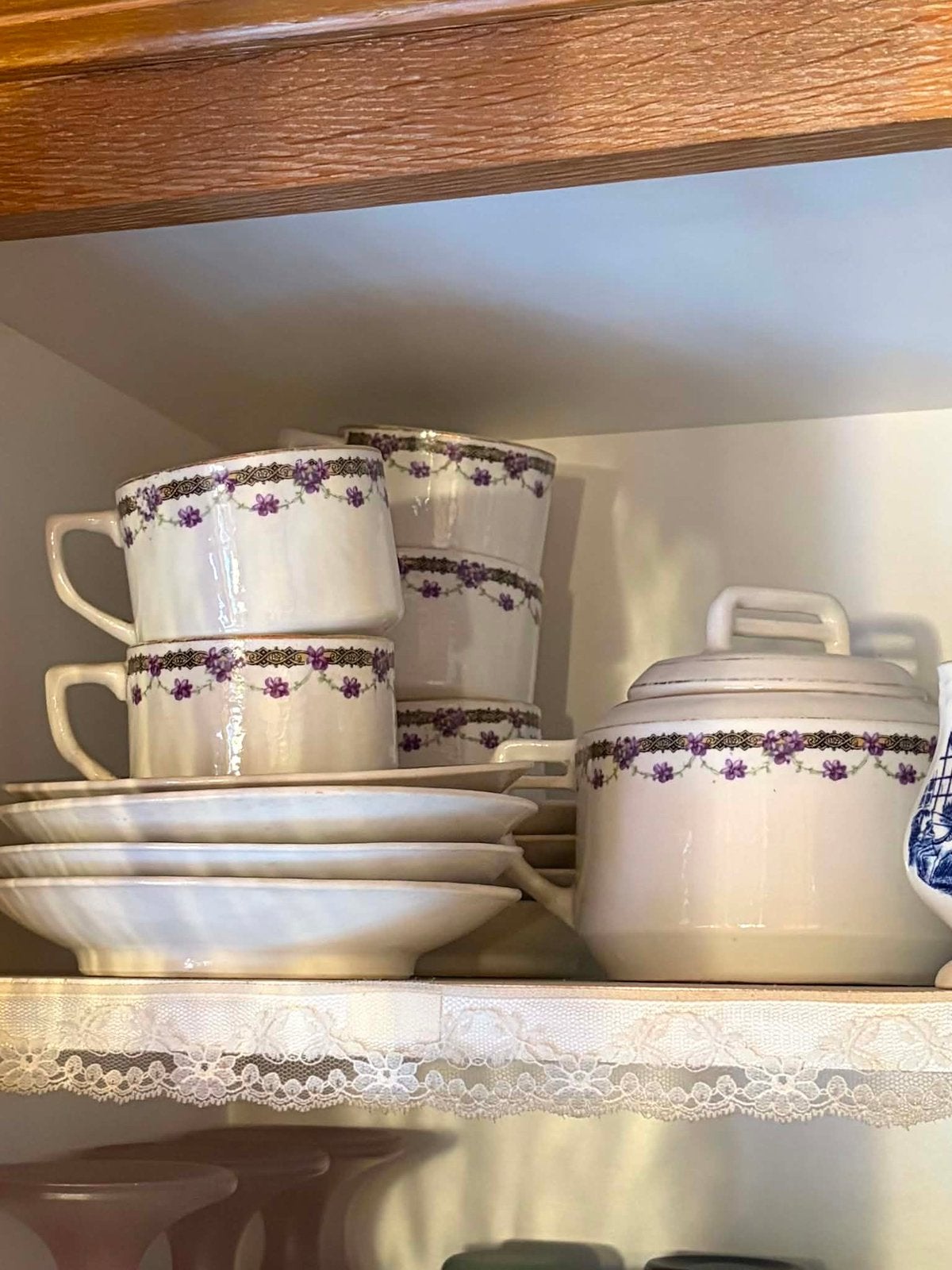Service à fleurs violettes ancien en porcelaine, Enlèvement ou Envoi