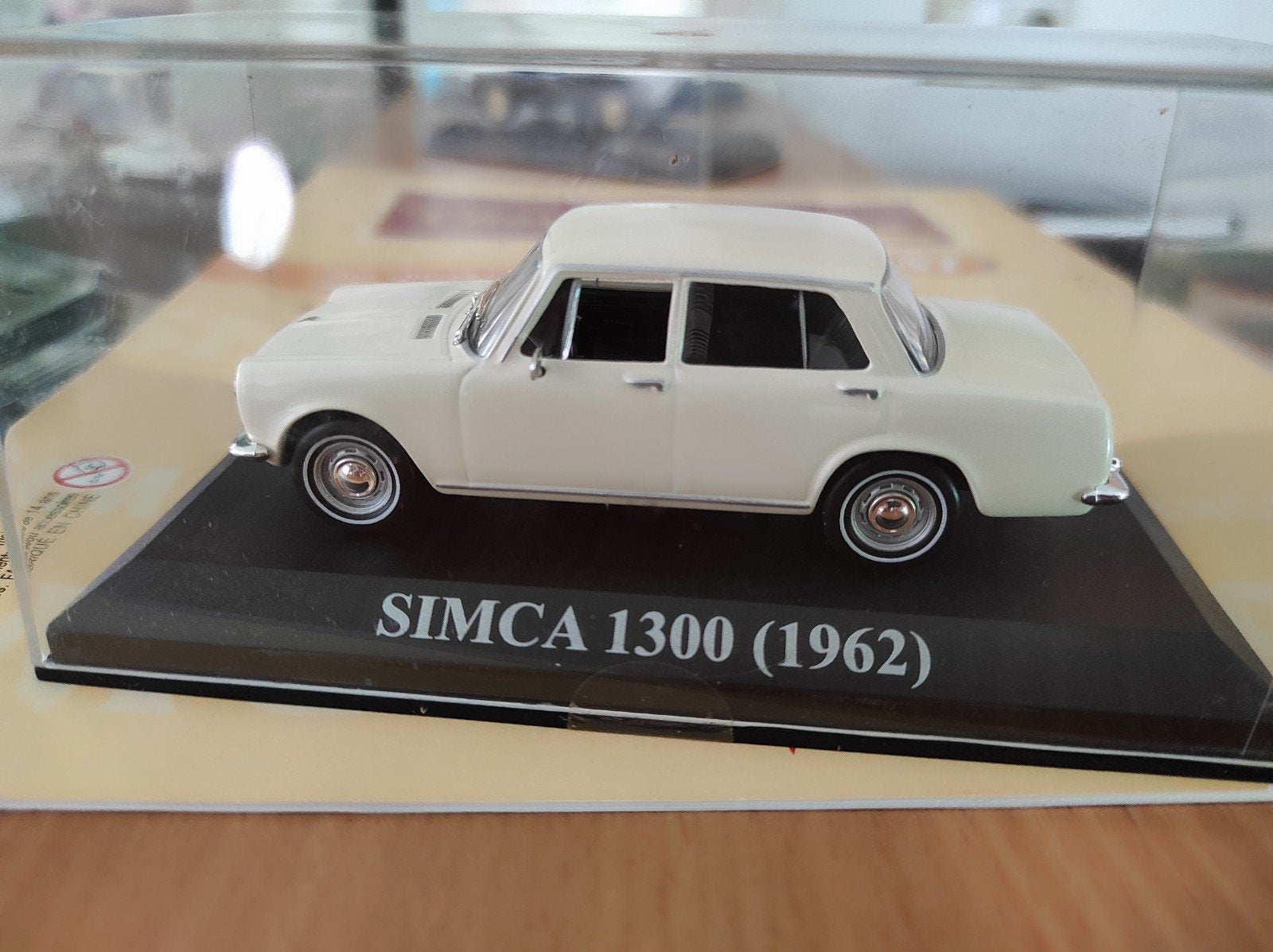 Simca 1300 beige 1962 1:43 dans une vitrine, Enlèvement ou Envoi