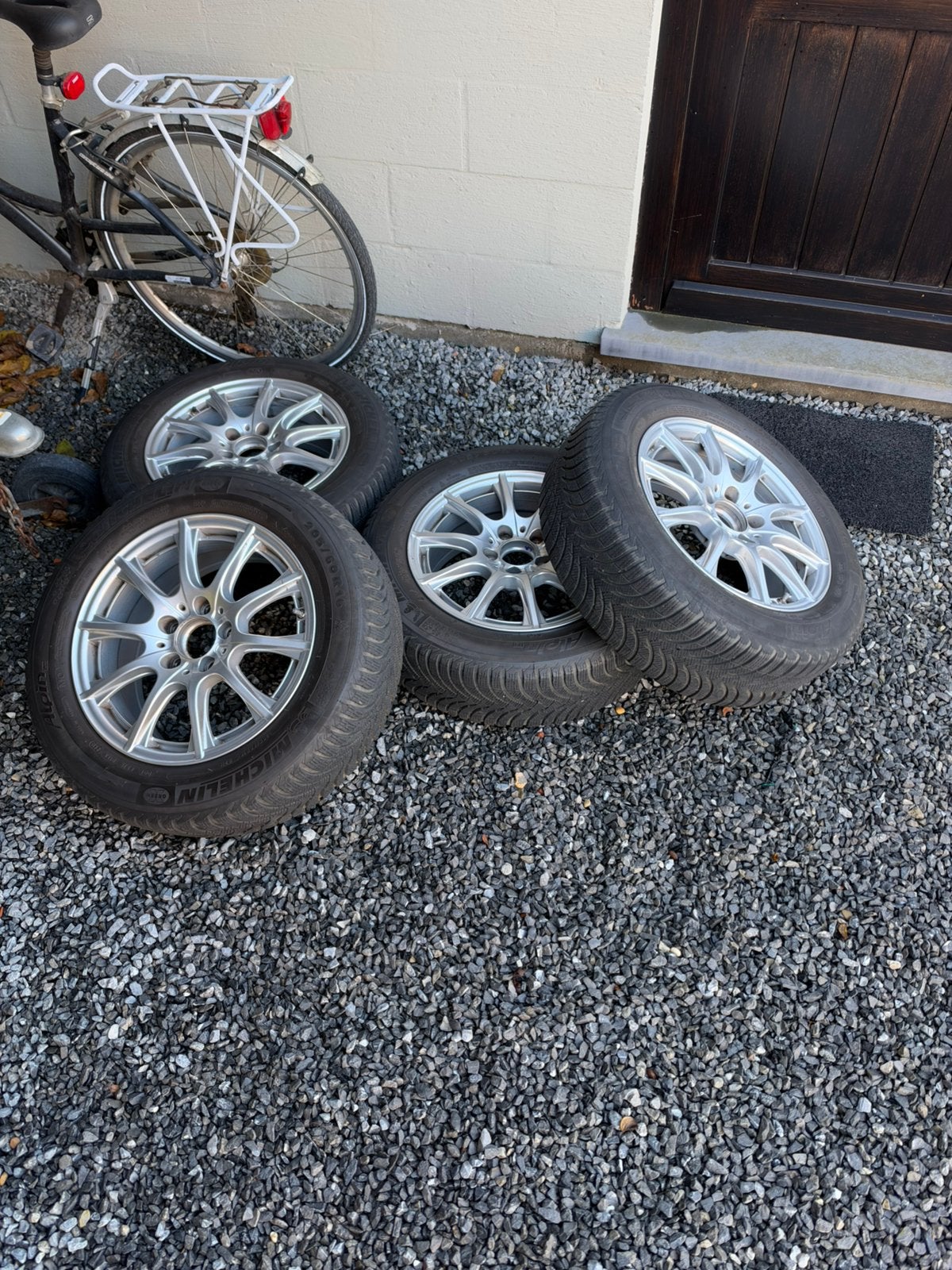 Jantes Mercedes d'origine avec pneus d'hiver, Autos : Pièces & Accessoires, Pneus hiver, 16 pouces, Véhicule de tourisme, 205 mm
